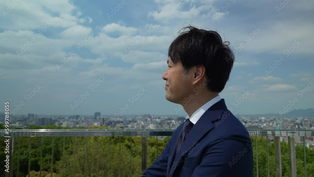 景色を眺めるビジネスマン 景色を眺めるビジネスマン