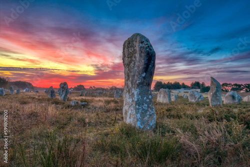 Alignement mégalithique, arrangement de menhirs au lever du soleil Carnac, Bretagne, France