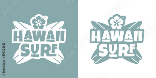 Logo club de surf. Palabra Hawaii Surf con letras estilo hawaiano sobre silueta de tablas de surf cruzadas y flor de hibisco