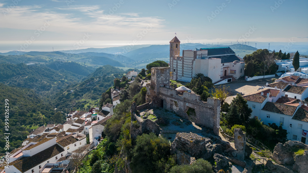 vista del bonito pueblo blanco de Casares en la provincia de Málaga, España