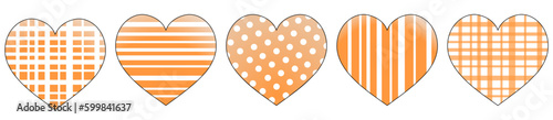 Eine Reihe von orangefarbener Herzen mit gestreiftem, gepunktetem und kariertem Dekor.