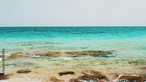 Estate in salento, spiaggia di san pietro in bevagna, con sabbia bianca e acqua azzurra cristallina, puglia, italy - drone video