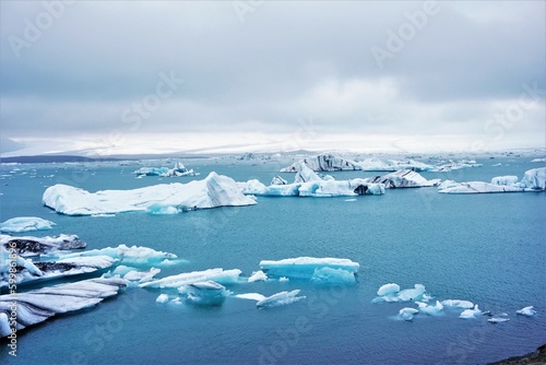 Jezioro polodowcowe z g  rami lodowymi  J  kuls  rl  n  Islandia
