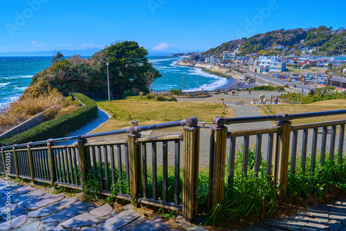 快晴の神奈川県鎌倉市の稲村ヶ崎から富士山、江の島方面を眺める photo