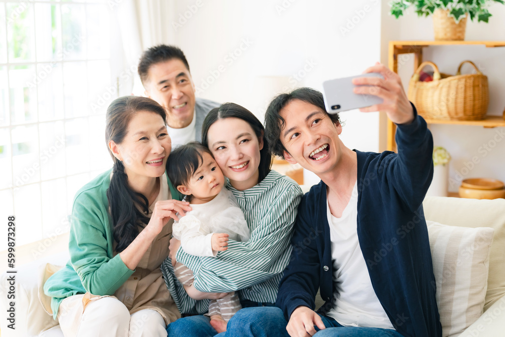 スマホで自撮りする赤ちゃんと家族 スマホで自撮りする赤ちゃんと家族
