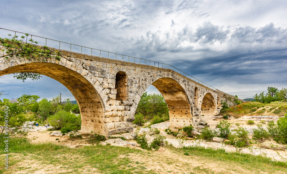 Julien Bridge (Pont Julien), Roman stone arch bridge near Bonnieux, Provence, France