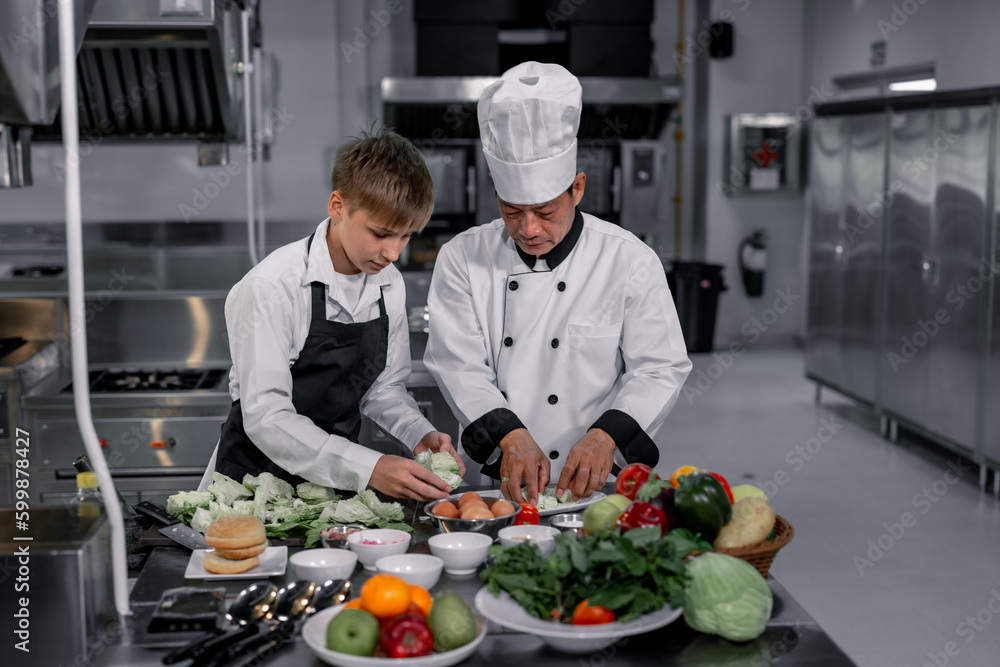 Teenagers learn from expert chefs at culinary school to prepare ingredients and create a variety of tasty meals. A practical activity connected their senses of taste and smell is making hamburgers. Teenagers learn from expert chefs at culinary school to prepare ingredients and create a variety of tasty meals. A practical activity connected their senses of taste and smell is making hamburgers.