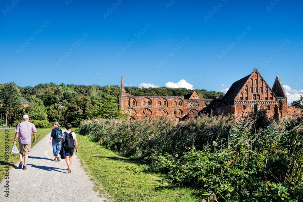 bad doberan, deutschland - ruine der alten klosterscheune