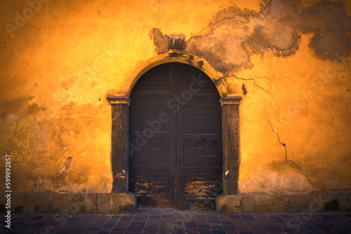 Stara brama i żółta ściana.
