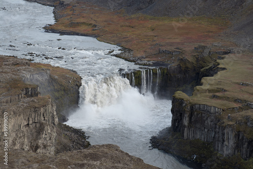 Toute la puissance de l'eau en une cascade