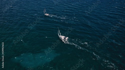 Drohnenaufnahmen von Segelbooten auf dem Mittelmeer 