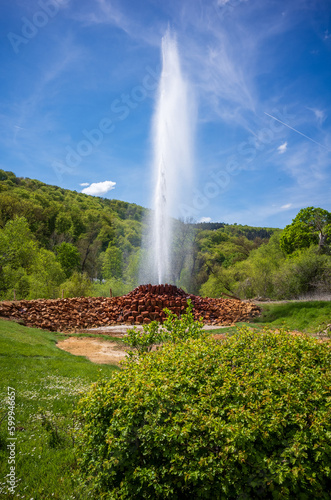 Photographie erupting cold-water geyser in Andernach, Germany
