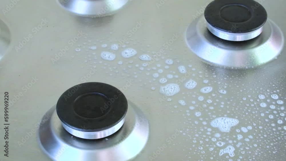 Cleaning the gas stove with detergent and wiping with a cloth Cleaning the gas stove with detergent and wiping with a cloth