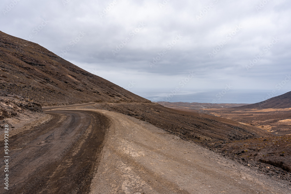 camino de tierra en montaña rojiza