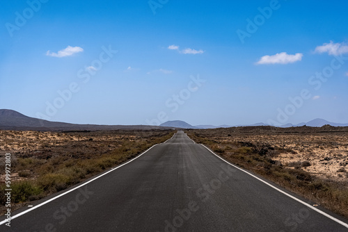 carretera de un solo carril recta y ondulada  photo