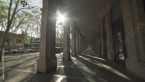 El sol a través de uno típico pasaje de la ciudad de Barcelona