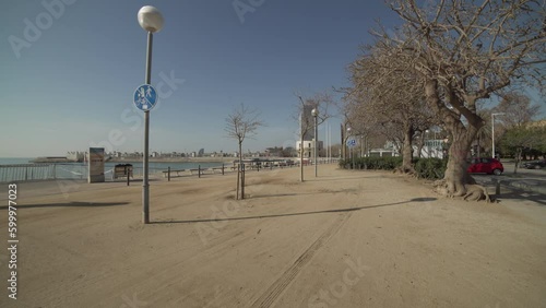 El paseo marítimo sin gente en la ciudad de Barcelona.