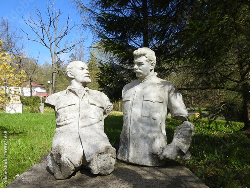 Billede på lærred the half-ruined statue of lenin and stalin in the outdoor museum near kaliningra