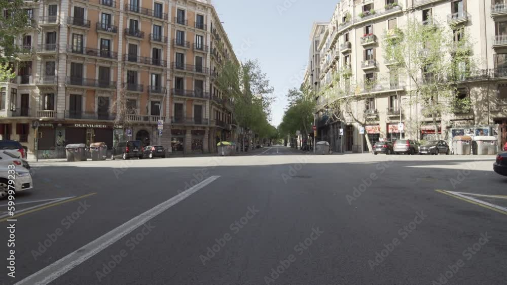 Paisaje urbano desierto en una mañana soleada de primavera Paisaje urbano desierto en una mañana soleada de primavera