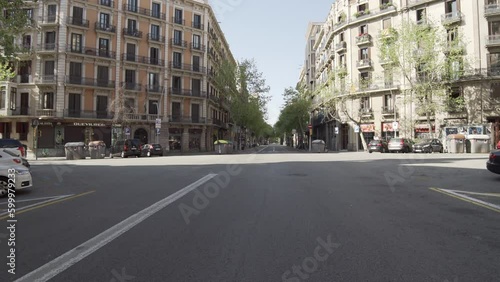 Paisaje urbano desierto en una mañana soleada de primavera