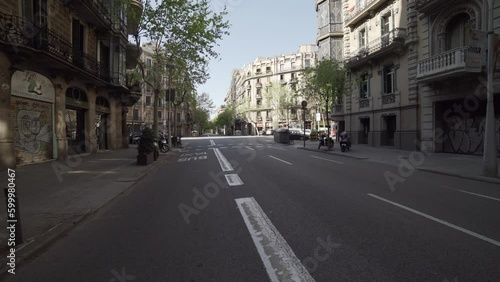 Coche circulando al fondo en ciudad solitaria
