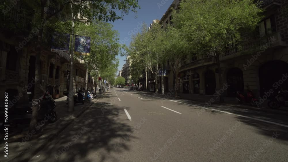 Una mañana de verano solitaria durante el confinamiento en Barcelona Una mañana de verano solitaria durante el confinamiento en Barcelona