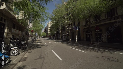 Calle solitaria sin vehículos ni gente en la ciudad de Barcelona