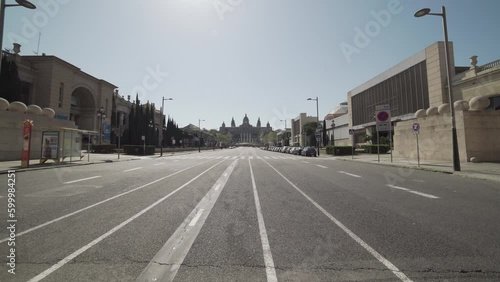 Movimiento suave de aproximación en avenida solitaria Europea