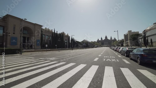 Gran avenida solitaria en Barcelona