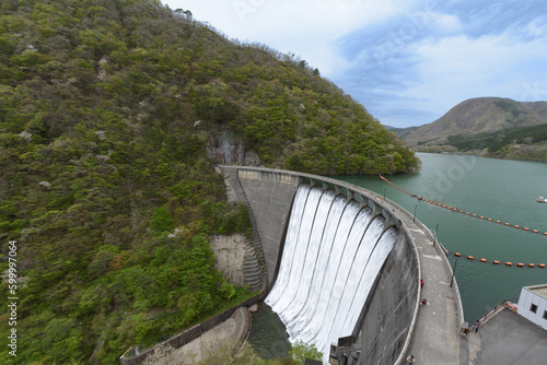 日本 鳴子ダムの観光すだれ放流