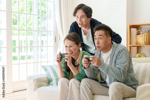 リビングでテレビゲームをするシニア夫婦 © taka
