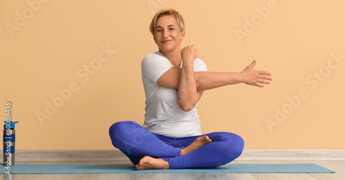 Sporty mature woman practic...