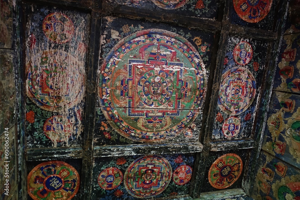 Φωτογραφία Capture the fading beauty of a Tibetan mandala Buddhist painting within a Manaslu Circuit stupa in the Nepalese Himalayas, radiating serenity and cultural richness
