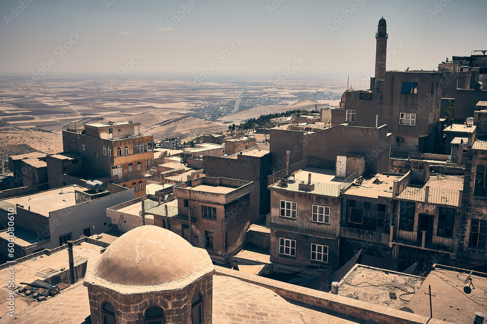 Φωτογραφία Panoramic view of roofs, mosques and historic buildings of mesopotamian city of Mardin, Turkey