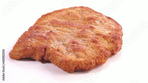 Wiener Schnitzel paniert auf einem Teller auf weißem Hintergrund - Drehteller