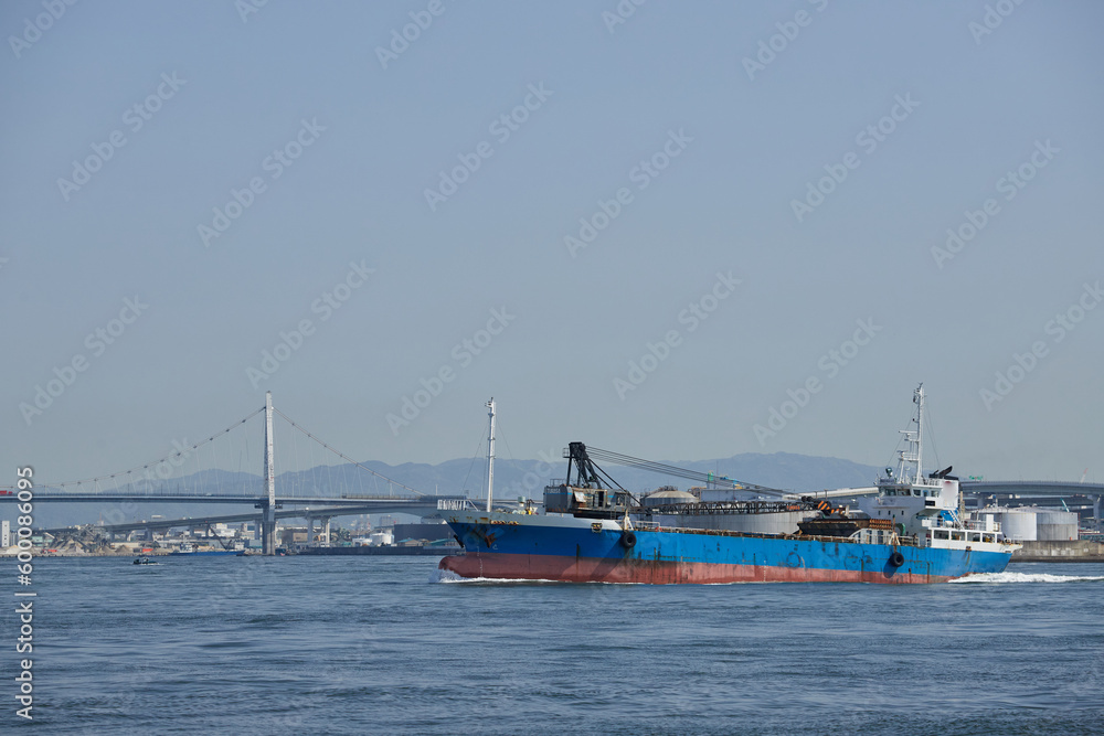 大阪湾の貨物船の風景