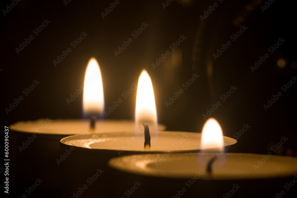 Tres mini velas de te con llama en bokeh y fondo tétrico - obrazy, fototapety, plakaty 