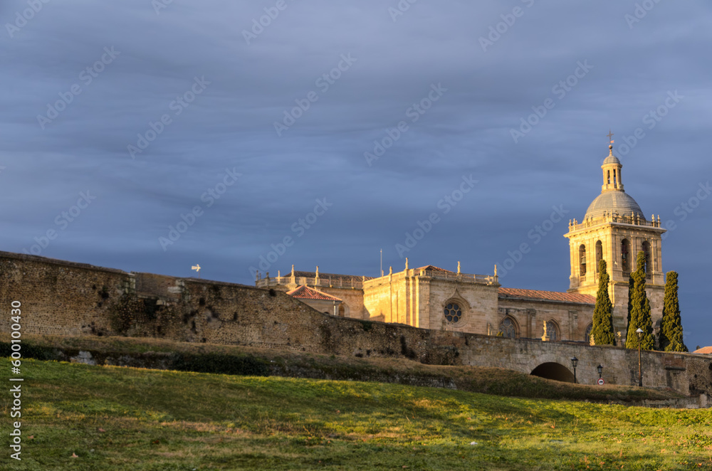 Ciudad Rodrigo is a small Spanish town with a beautiful old town. An ancient border stronghold towards Portugal, it is located on a steep hill to the right of the Agueda river. Ciudad Rodrigo is a small Spanish town with a beautiful old town. An ancient border stronghold towards Portugal, it is located on a steep hill to the right of the Agueda river.