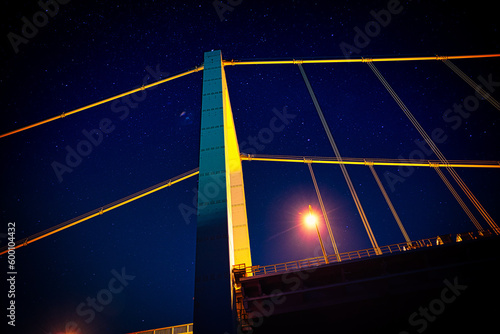 夜空の星と下から写した大きな橋