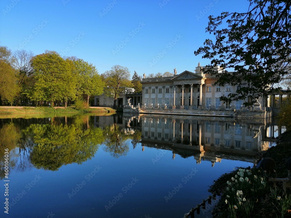 Fototapeta premium reflection of a palace in the water