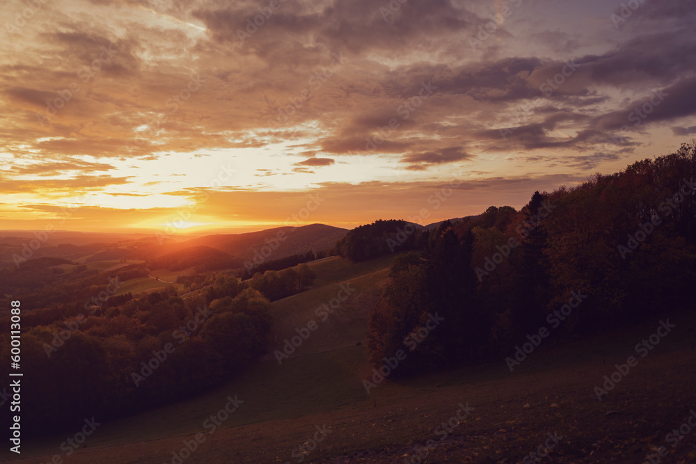 Obraz premium sunrise with cloudy sky and hills