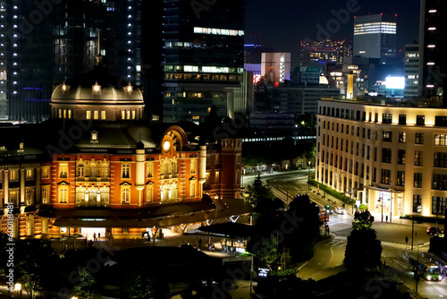 夜にライトアップされた東京駅の駅舎と丸の内の高層ビルと幻想的な夜景・デートスポット（東京都千代田区）
