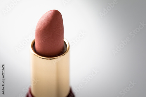 Fotografie Rossetto per labbra su sfondo chiaro