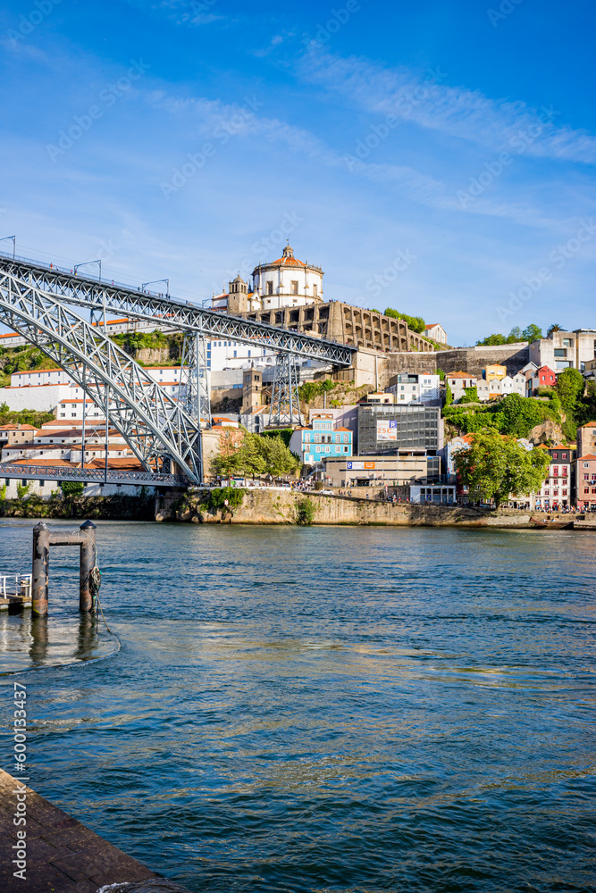 Vue depuis les quais de Ribeira à Porto
