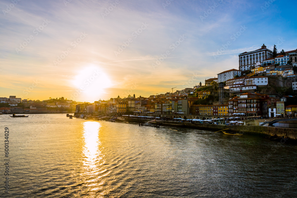 Coucher de soleil sur les quais de ribeira de Porto depuis le Pont Dom-Luís I
