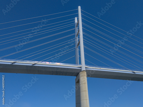 Hängebrücke mit strahlend blauem Himmel im Hintergrund. Rügenbrücke Stralsund Rügen in Mecklenburg Vorpommern. 