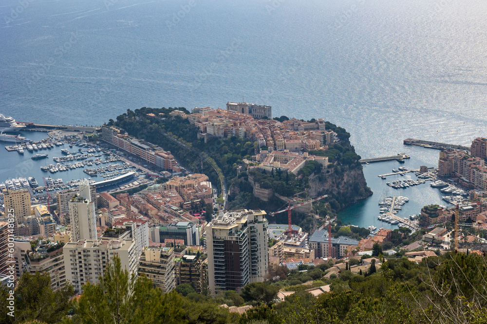 Fototapeta premium Vue sur le Rocher de Monaco depuis le chemin de randonnée menant à La Turbie