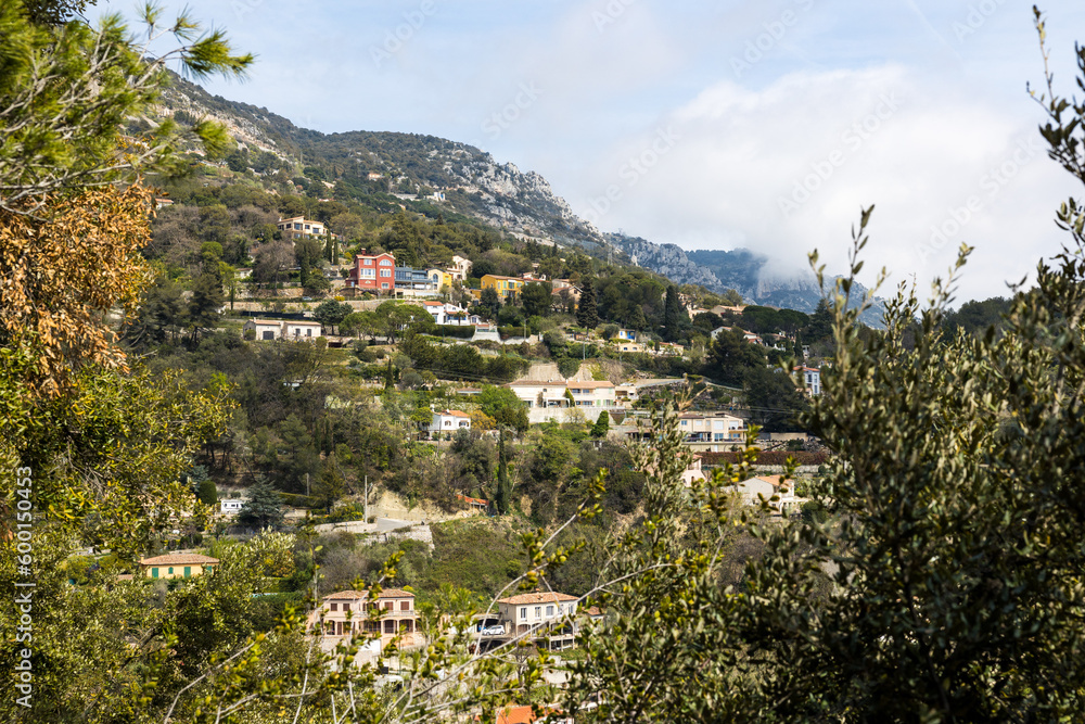 Villas à flanc de montagne entre La Turbie et Beausoleil, sur les hauteurs de Monaco