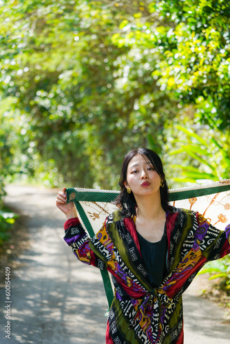 亜熱帯の森を歩くアジア女性6