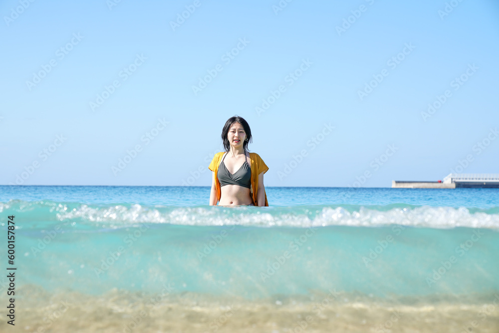 沖縄の海を満喫する沖縄移住者３